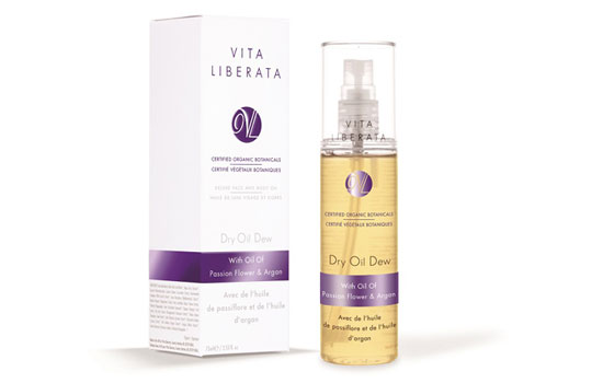 تألّقي طوال الصيف مع زيت الترطيب Vita Liberata’s Dry Oil Dew