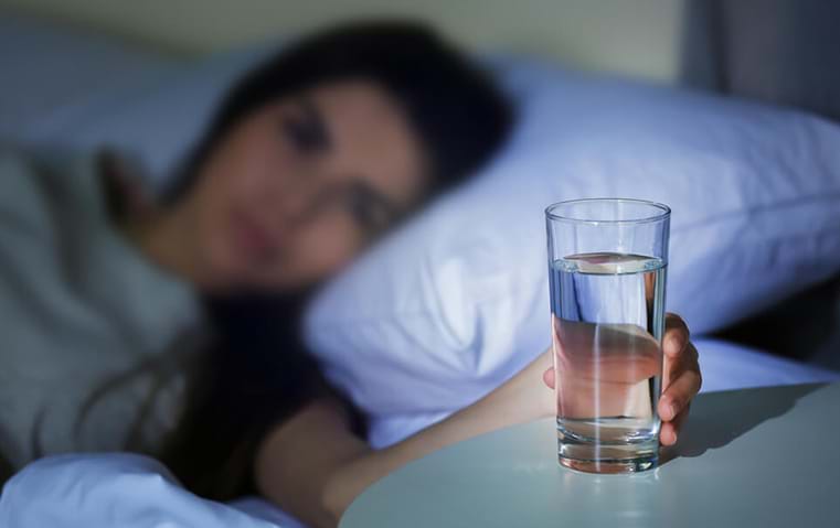 لهذه الأسباب ينصح بعدم ترك كوب من الماء بالقرب من السرير أثناء النوم