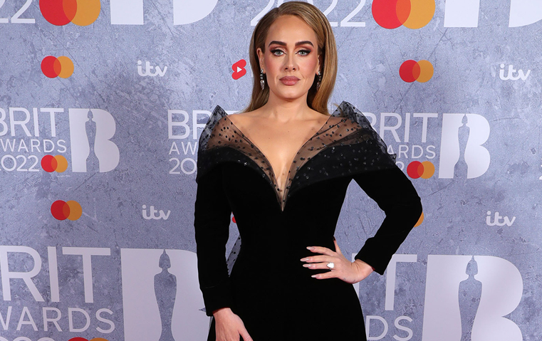 إطلالات أديل وخاتمها الماسي حديث الجميع في حفل BRIT Awards