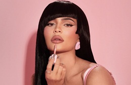 كايلي جينير تطالب باستعادة علامتها Kylie Cosmetics